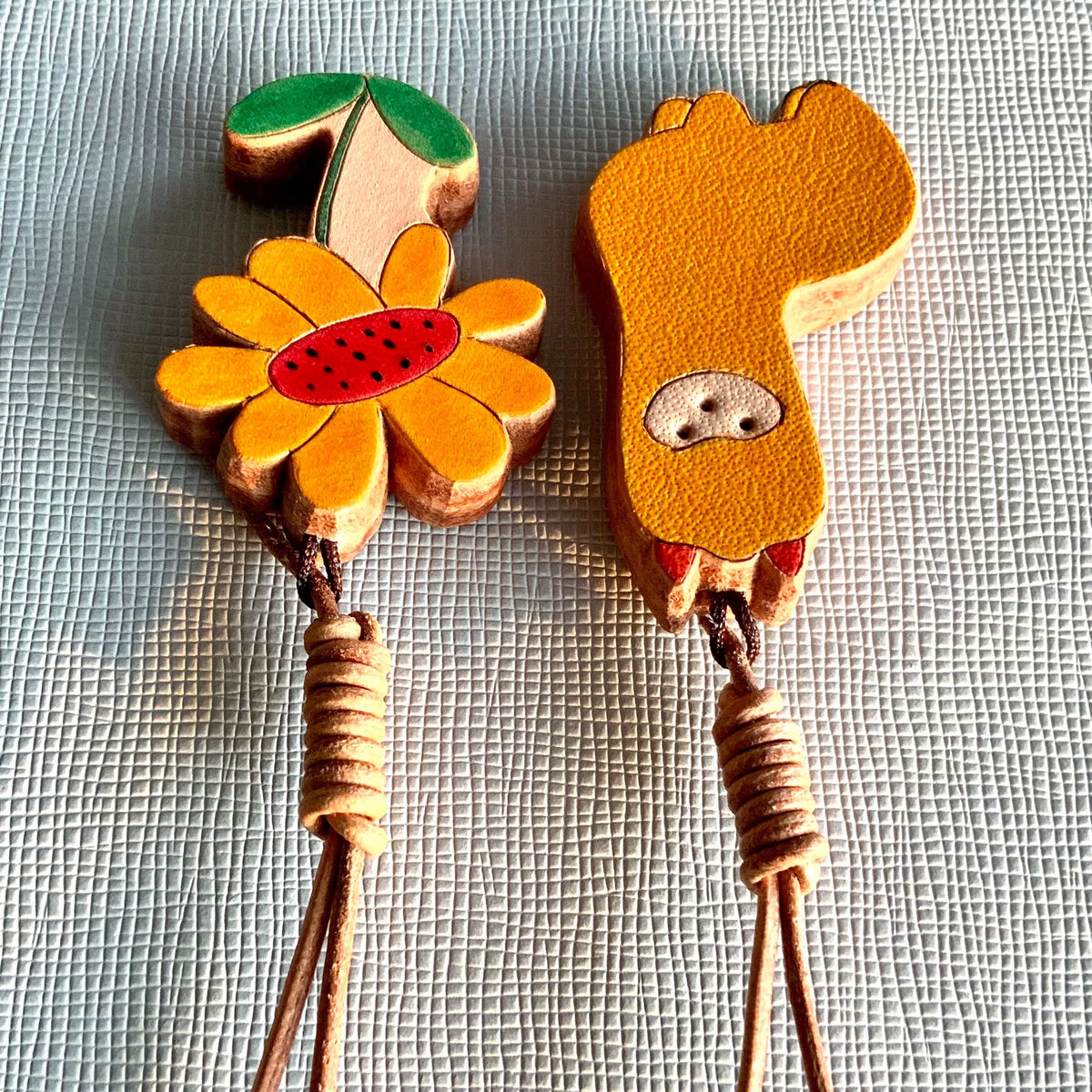 Handmålade lädercharms med alpack och blomma