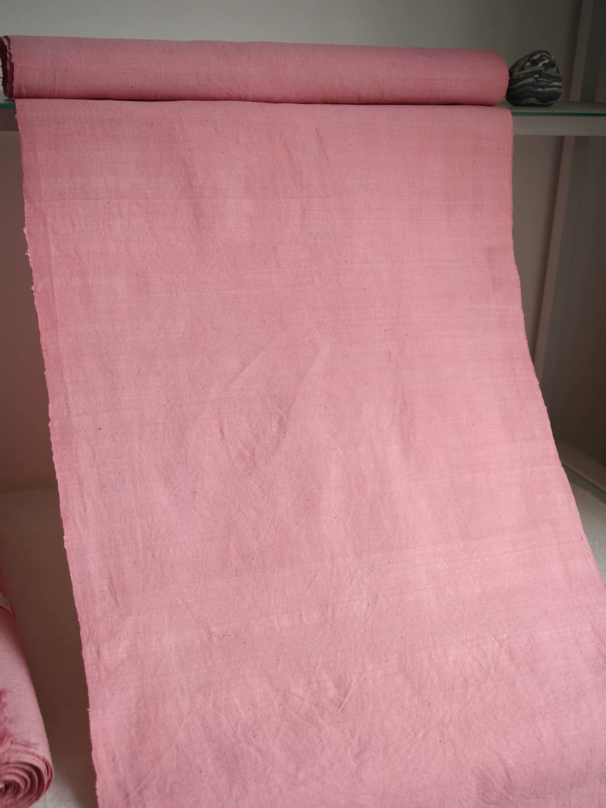 Handgewebter Baumwollstoff, pflanzlich gefärbt in Rosa