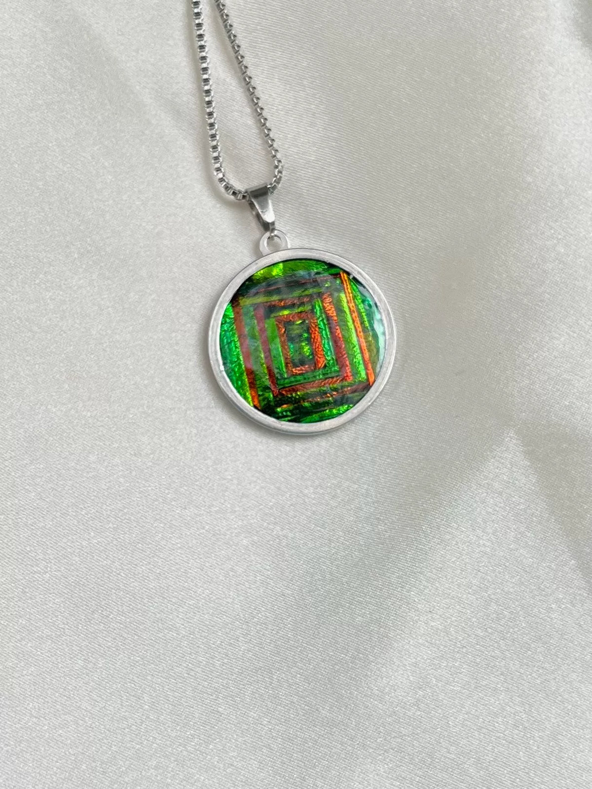 Collar de acero de titanio con mosaico de élitros de escarabajo joya