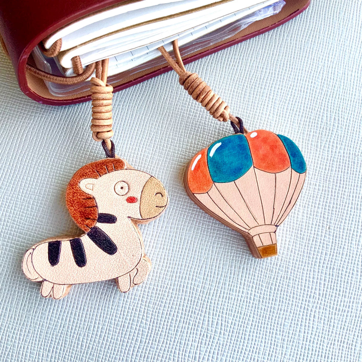 Set de charms de cuero: globo aerostático, cebra y girasol