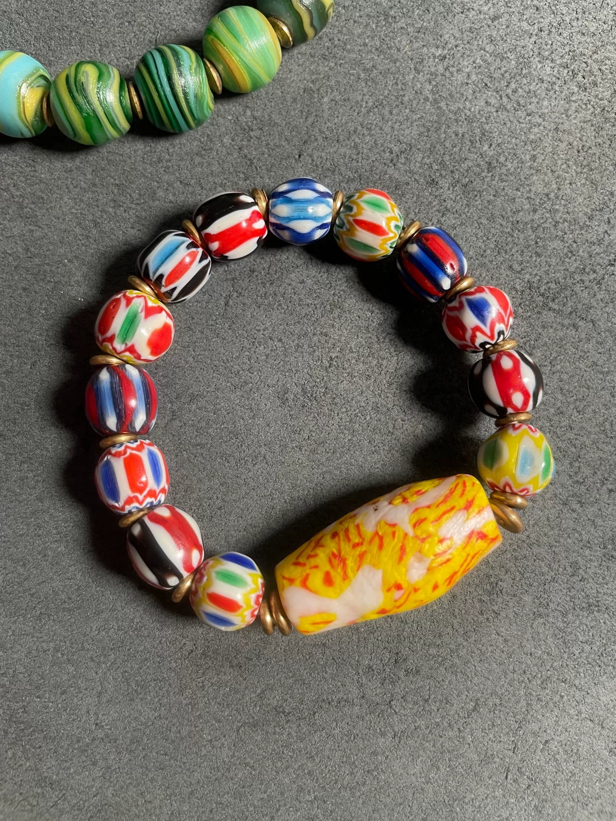 Farbenfrohes Glasperlenarmband mit Mittelstein