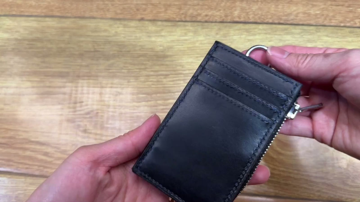Handsydd kortbehållare i läder
