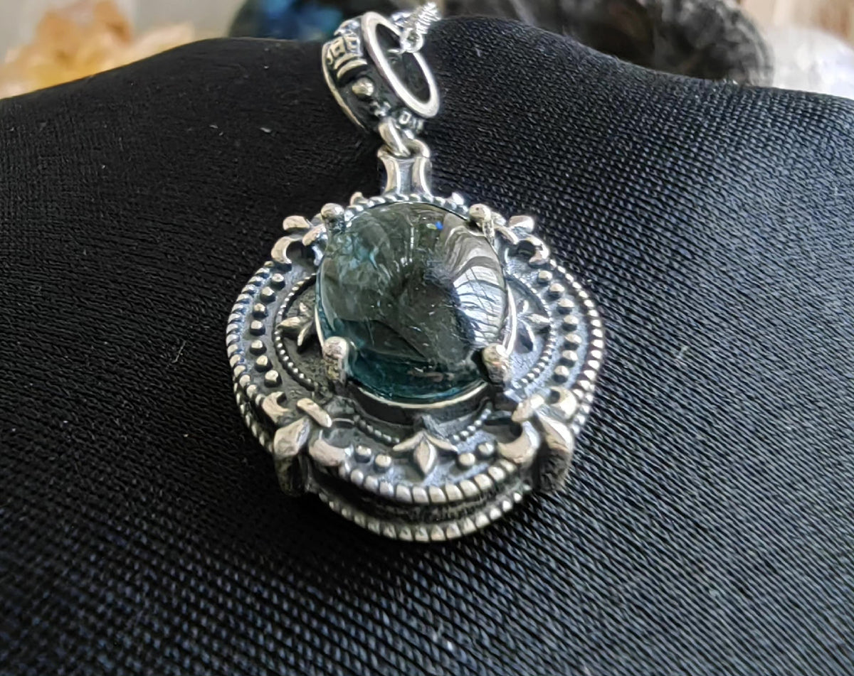 Vintage hänge med grön-blå turmalin i rent silver