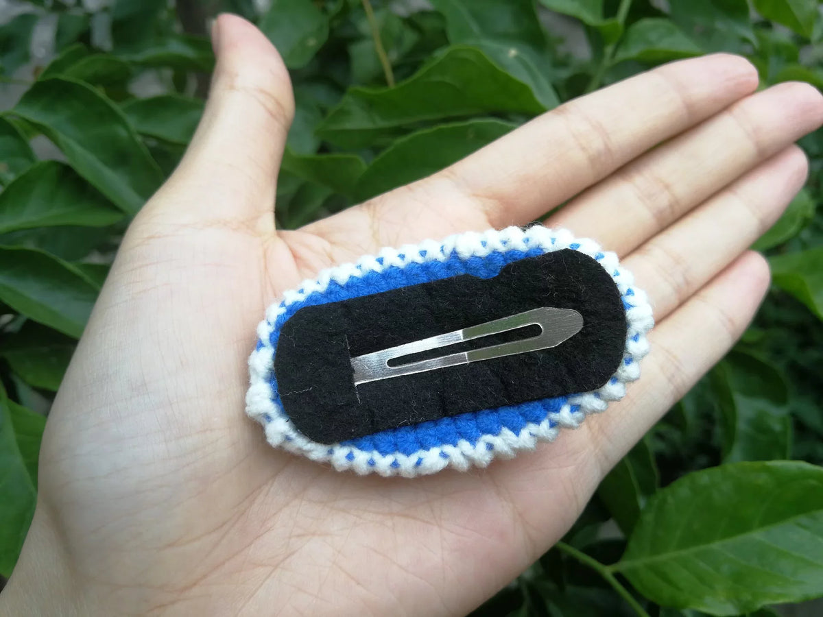 Pin para el pelo de crochet con margarita azul