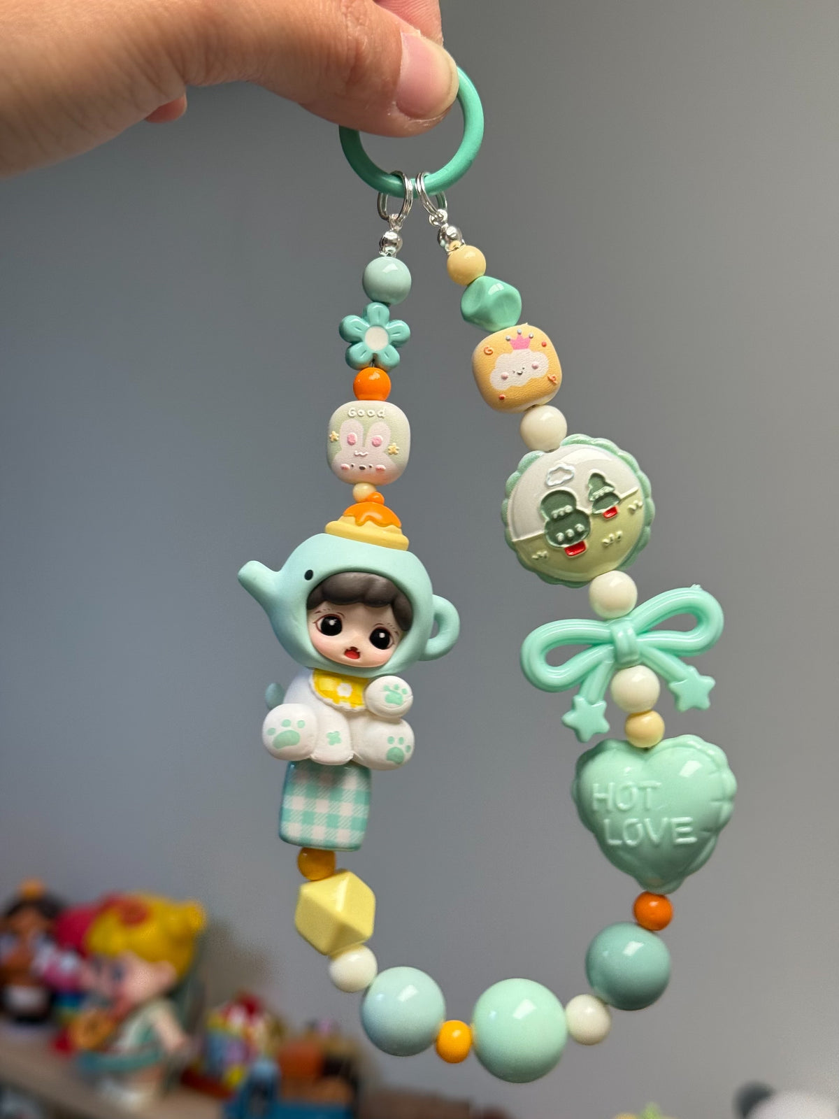 Portachiavi e cordino per telefono con figura bambina pastello
