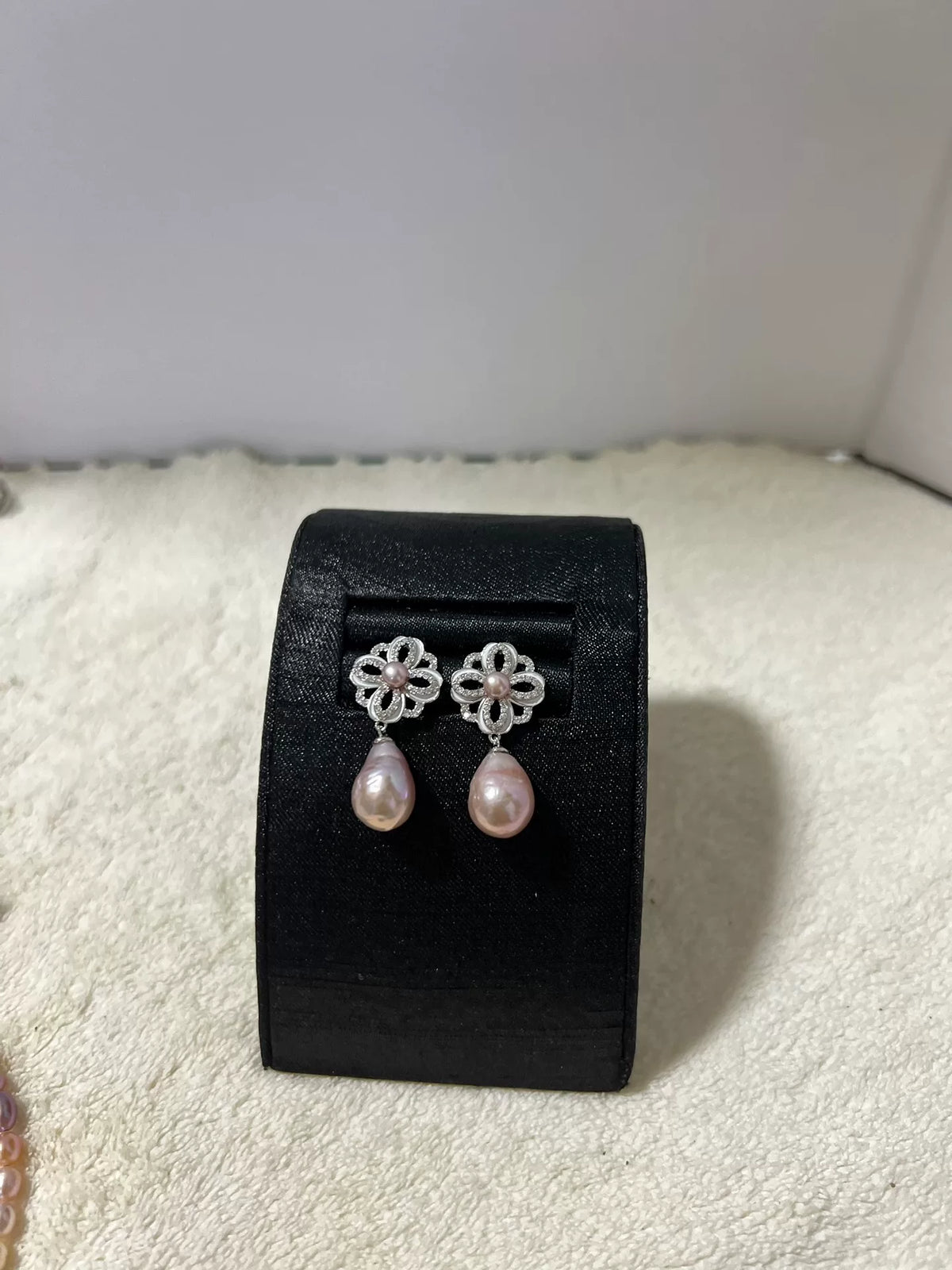 Pendientes largos de perla púrpura con diseño floral