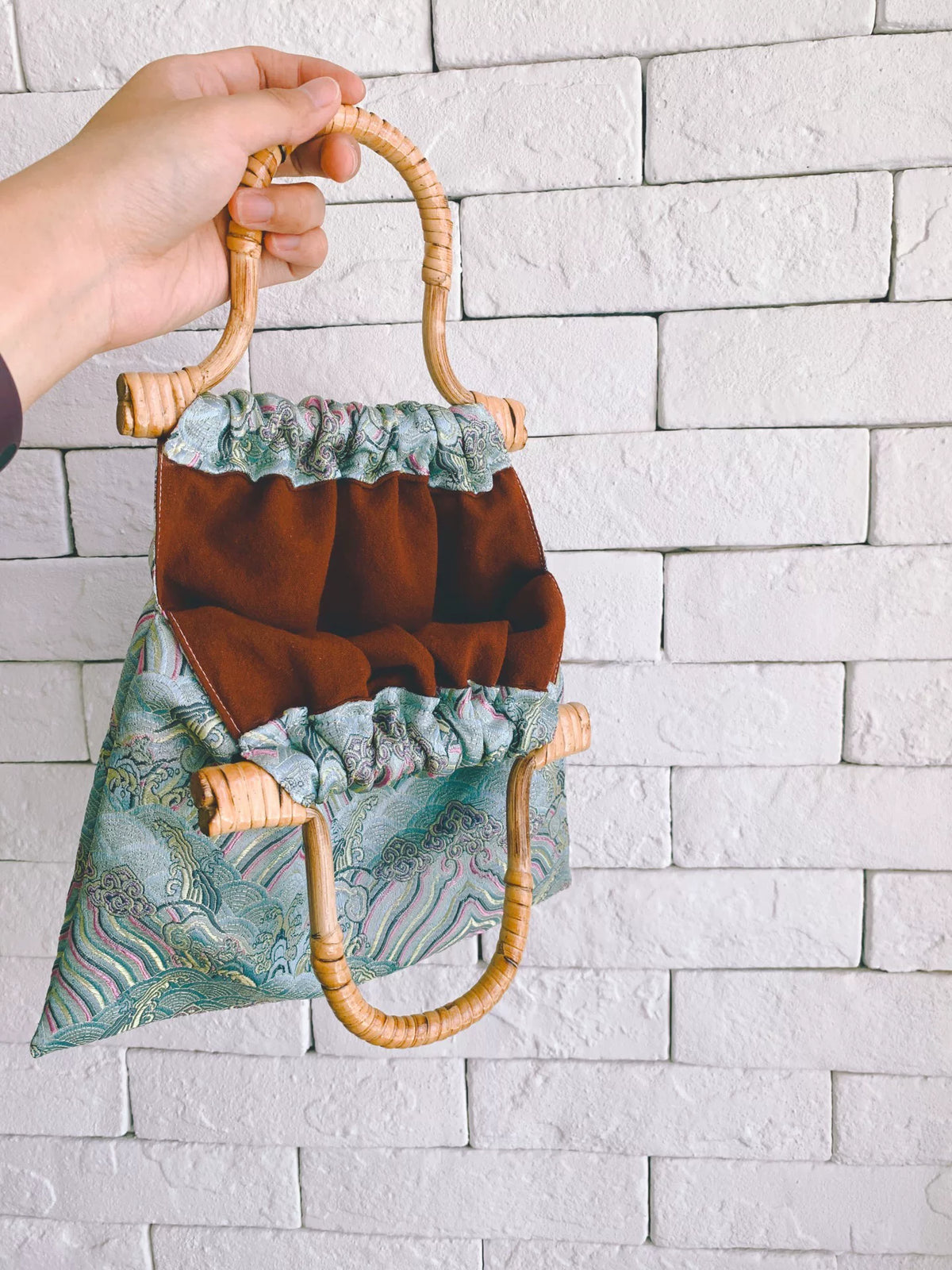 Bolsa de Mão em Tecido Artesanal com Alças de Bambu