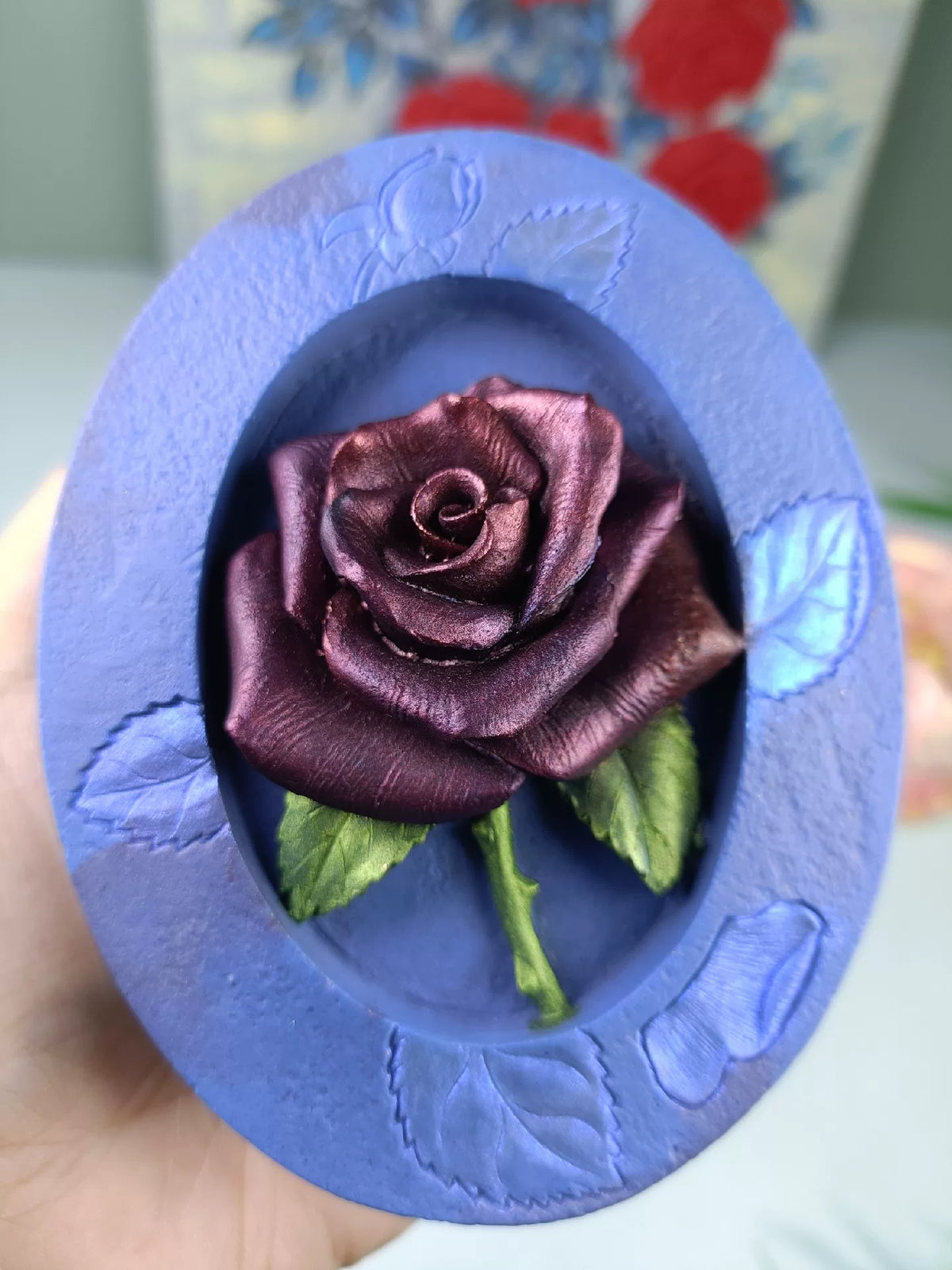 Kreisförmige Dekativform mit blau-violetem Rosenmotiv