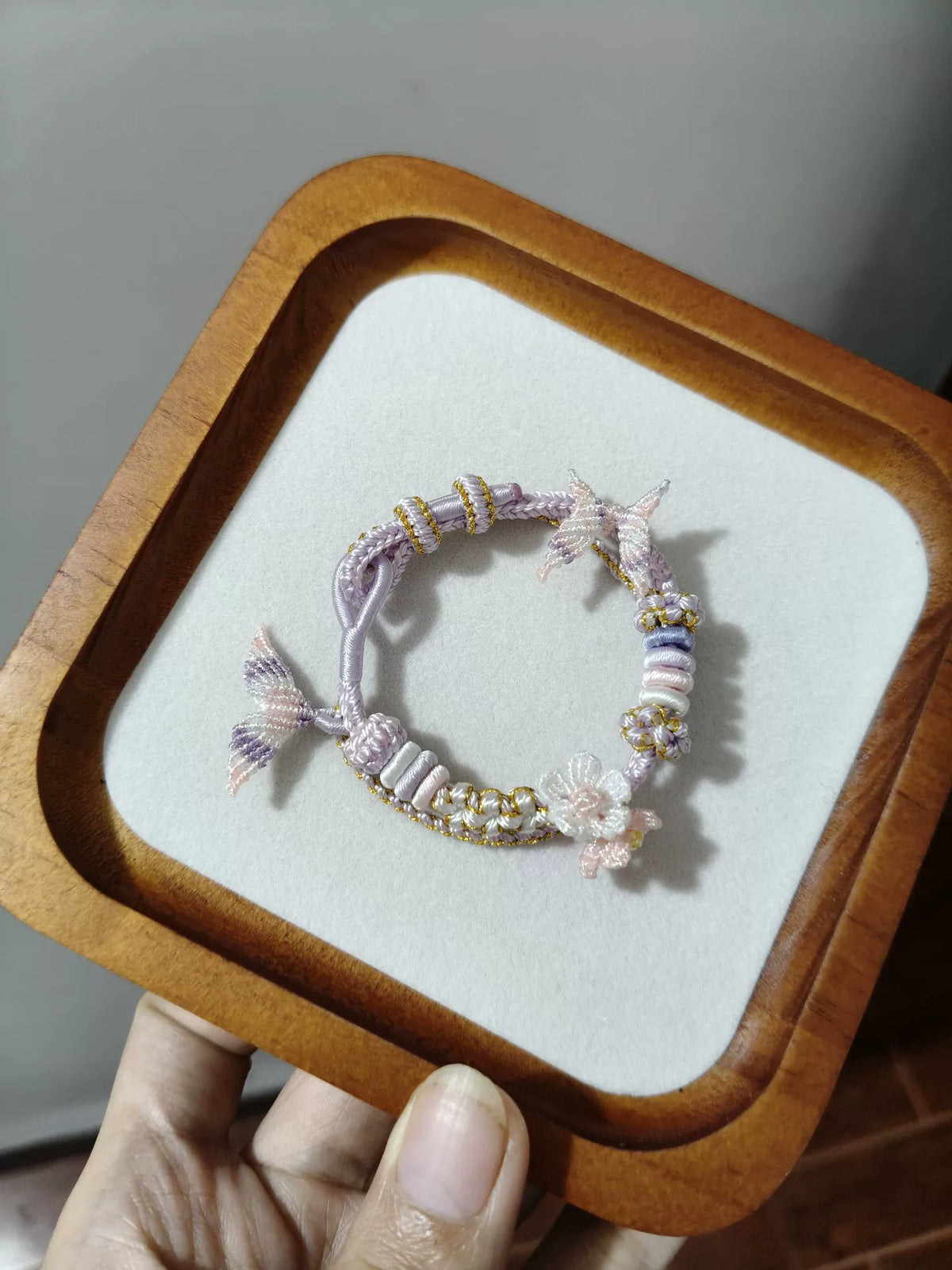 Pulseira de Cordão em Gradiente Roxo e Branco com Flor Dourada