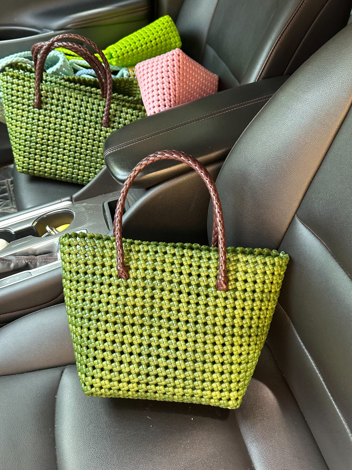 Handgewebte Rattan-Tasche in Grünverlauf