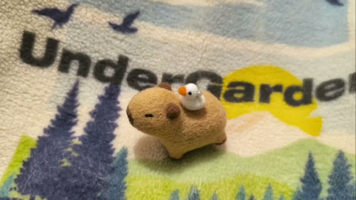 Handgefertigte Capybara-Figur aus Wollfilz mit Vogel