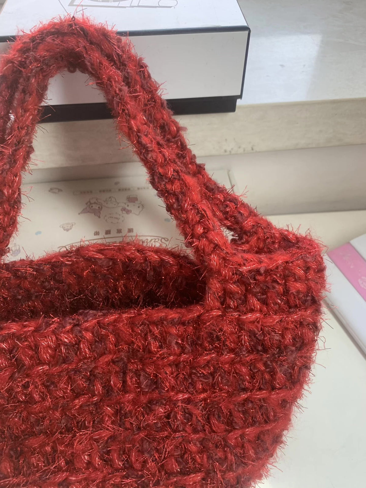 Bolso de granza roja con brillo hecho a mano