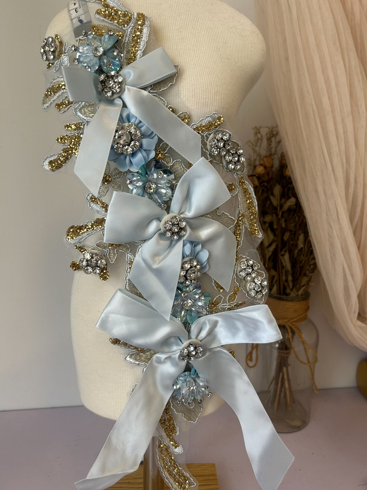 Hellblaue Satin-Schleife-Strass-Applikation