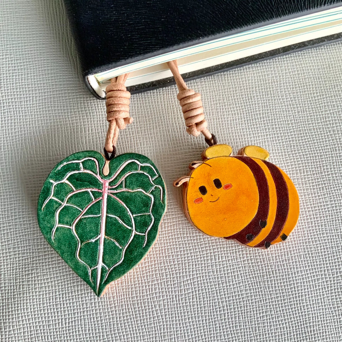 Handbeschilderde Leren Blad en Bij Charms