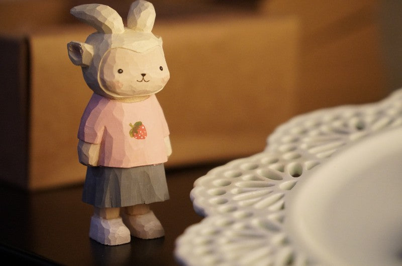 Mini handskuren träfigur – får