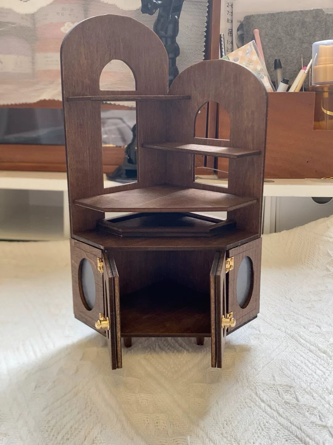Miniatuur Houten Hoekkast met Gebogen boven