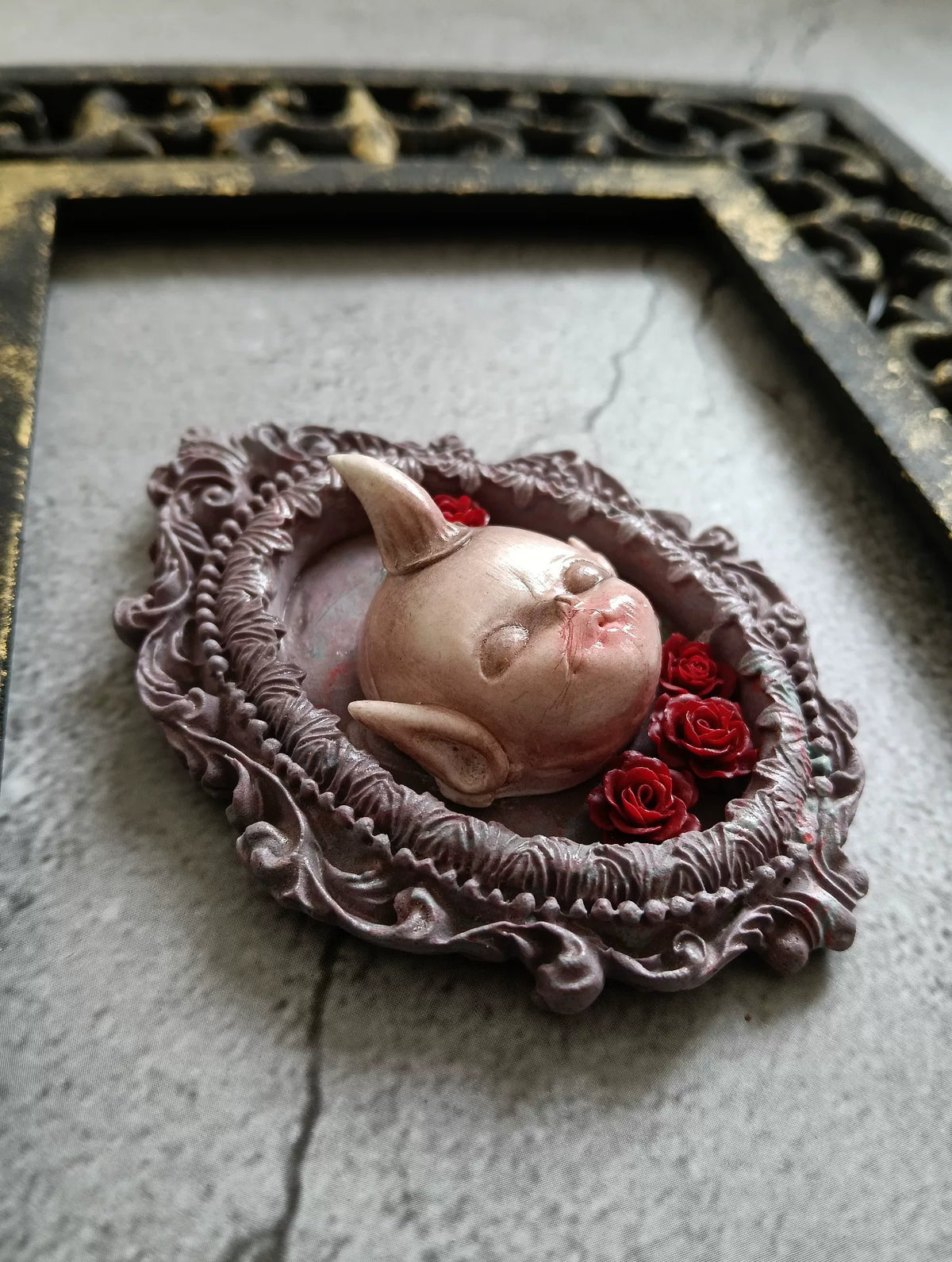 Spilla con Testa di Imp Gotico e Rose Rosse