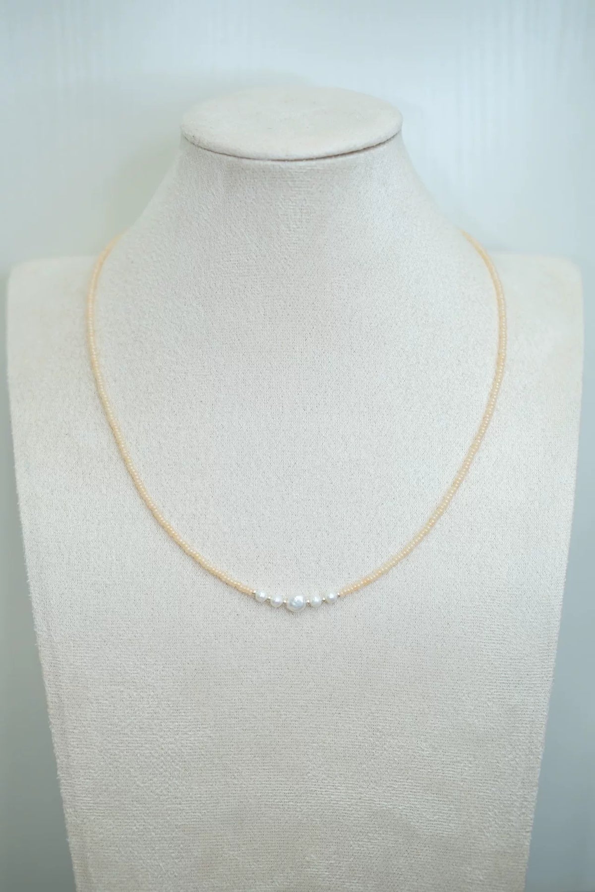 Collier en perles de rocaille et perles de culture macaron