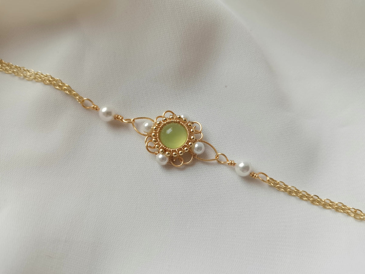 Armband med prehnit och lindad tråd, guldfärgad