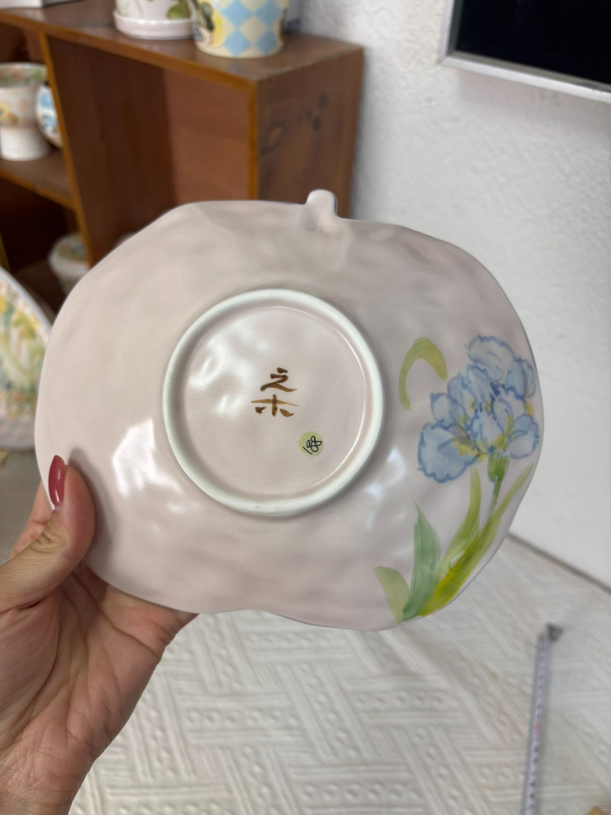 Piatto in ceramica fatto a mano con conigli e iris