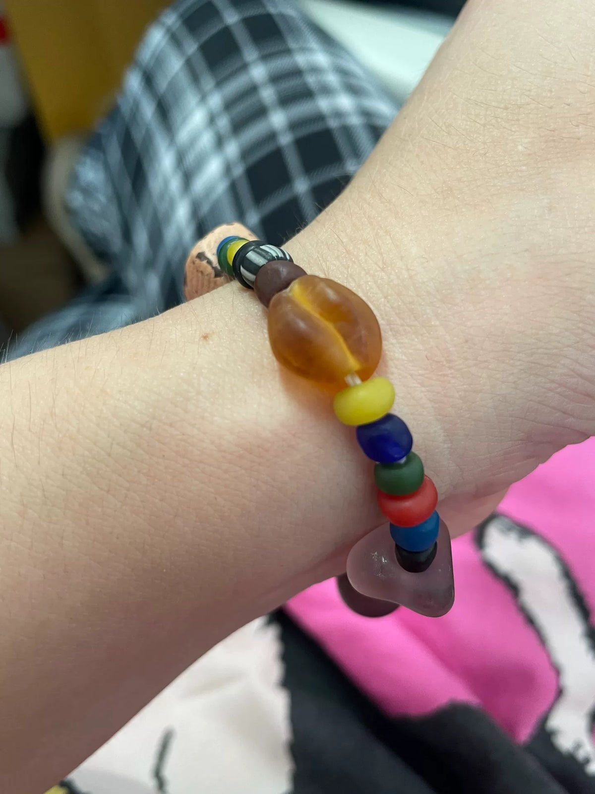 Pulsera de cuentas de vidrio y arcilla multicolor
