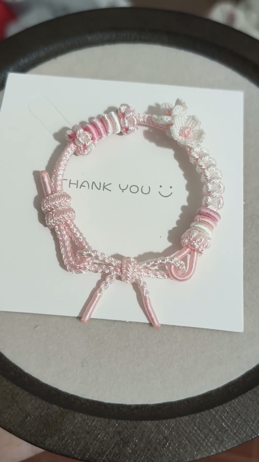 Bracelet en cordon dégradé rose et blanc avec fleurs