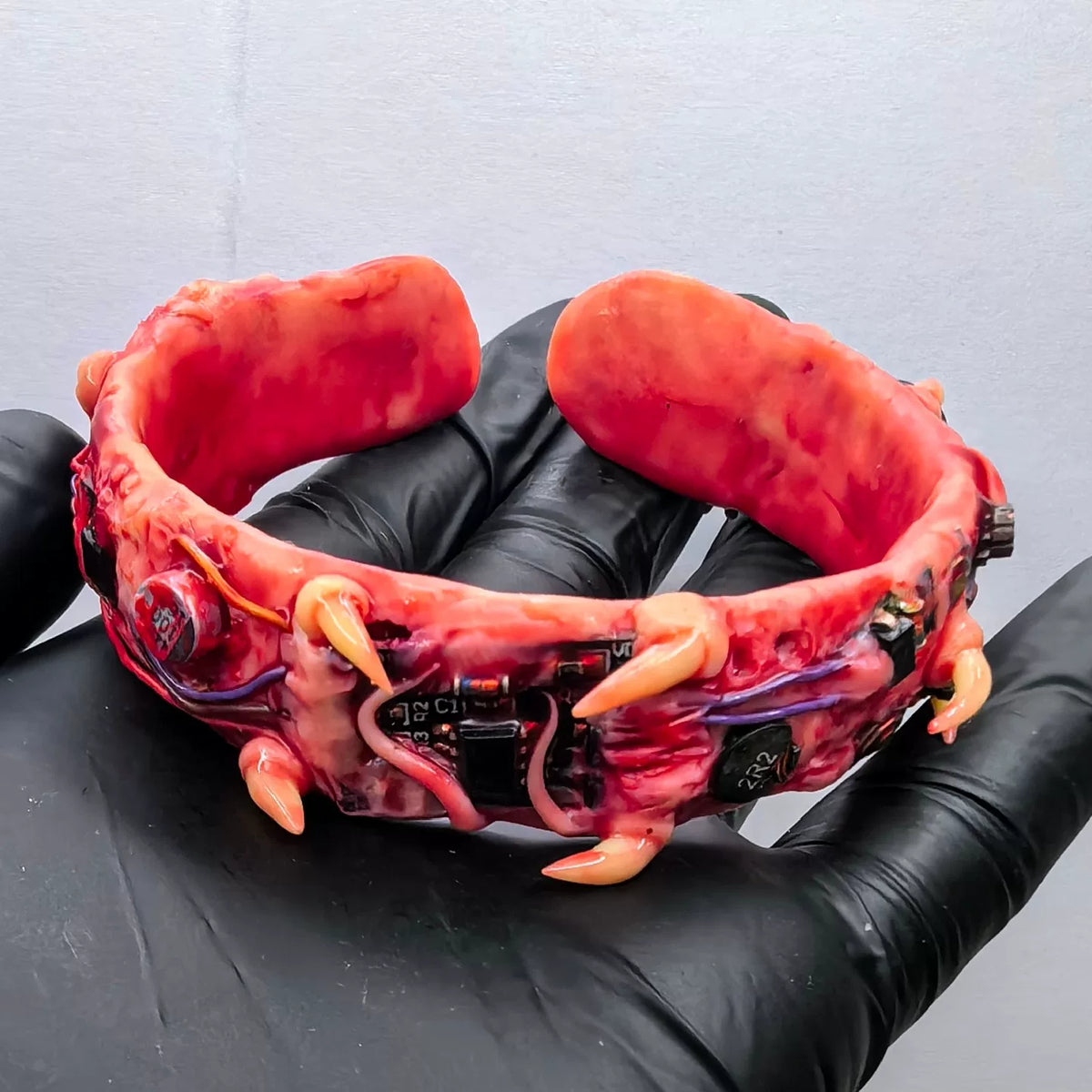Pulseira Bracelete Aberto Biomecânica de Resina Vermelha