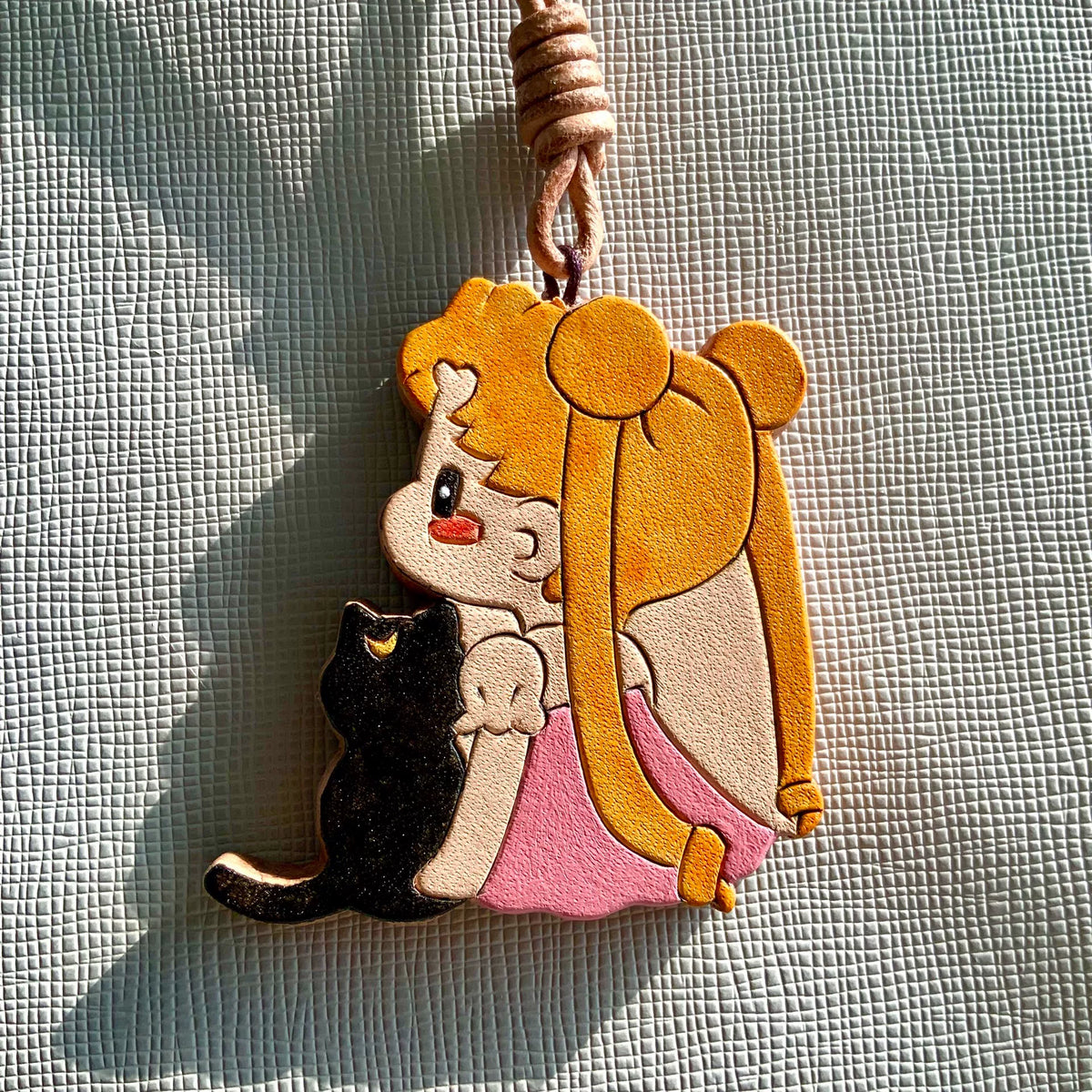 Colgante de cuero chica de anime con gato negro