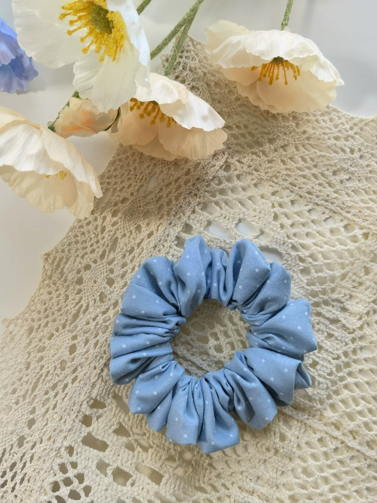 Scrunchie Fatto a Mano Blu Polvere con Pois