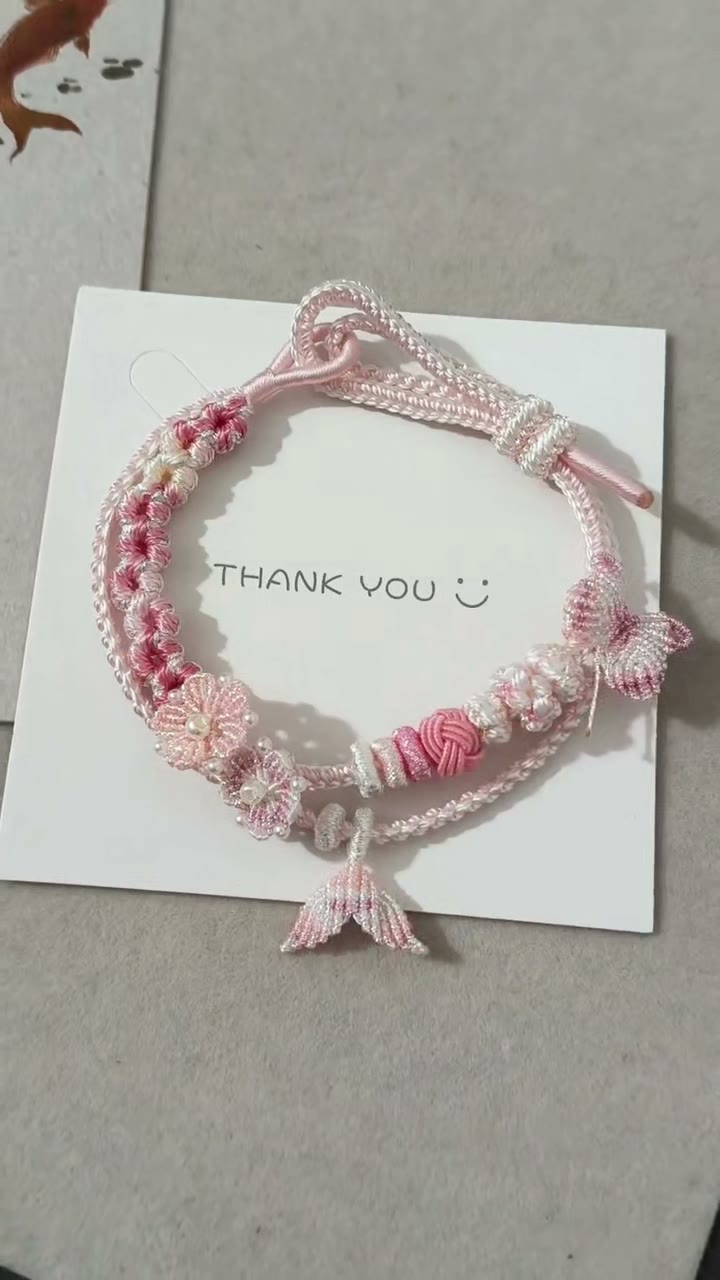 ハンドメイド ピンクグラデーション編みブレスレット フラワーチャーム付き