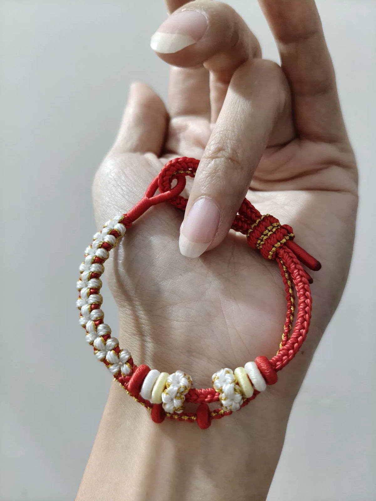 Bracciale Intrecciato a Mano Rosso, Bianco e Oro