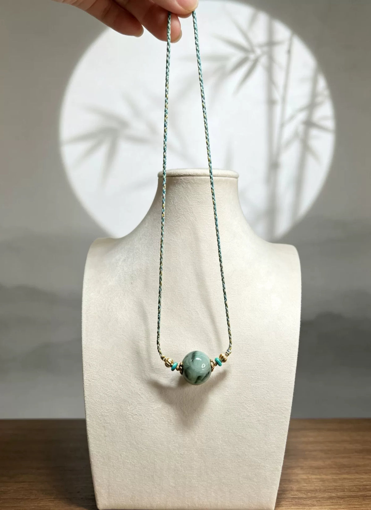 Halsband med handskuren jadeitpärla