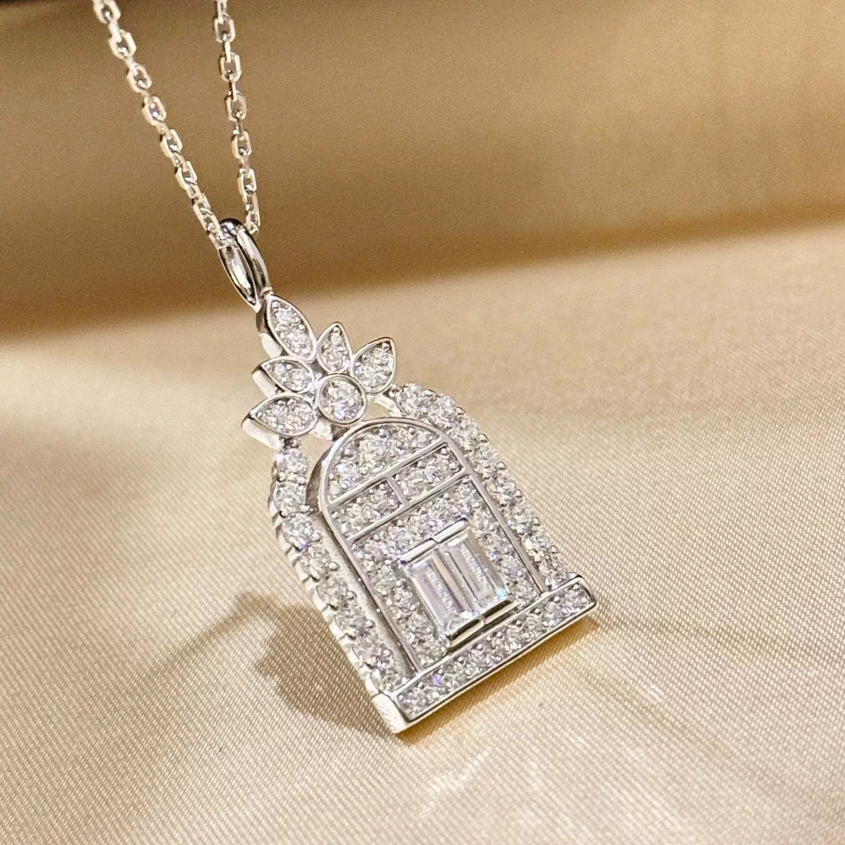 Collar con colgante puerta de castillo en plata S925 con baño de rodio