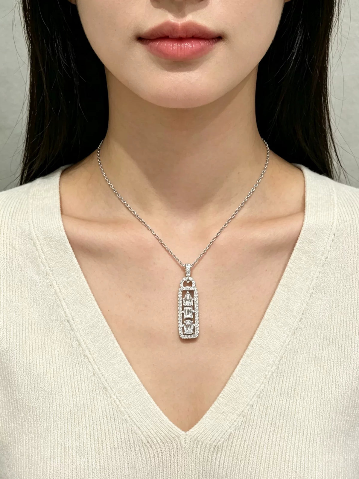 Halsband med lång pendel och blandad diamantslipning