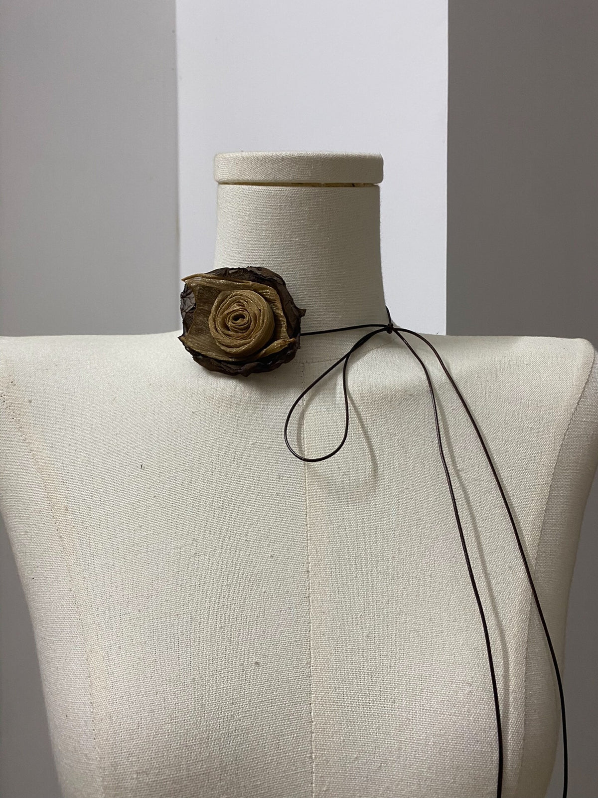 Colier ras en tissu et rose séchée fait main