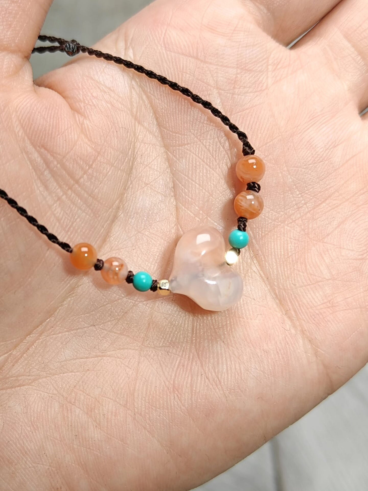 Pulseira de Calcedónia Rosa com Coração Tecida à Mão