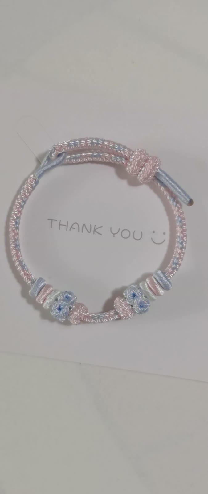 Handgjort flätat armband rosa blå gradient