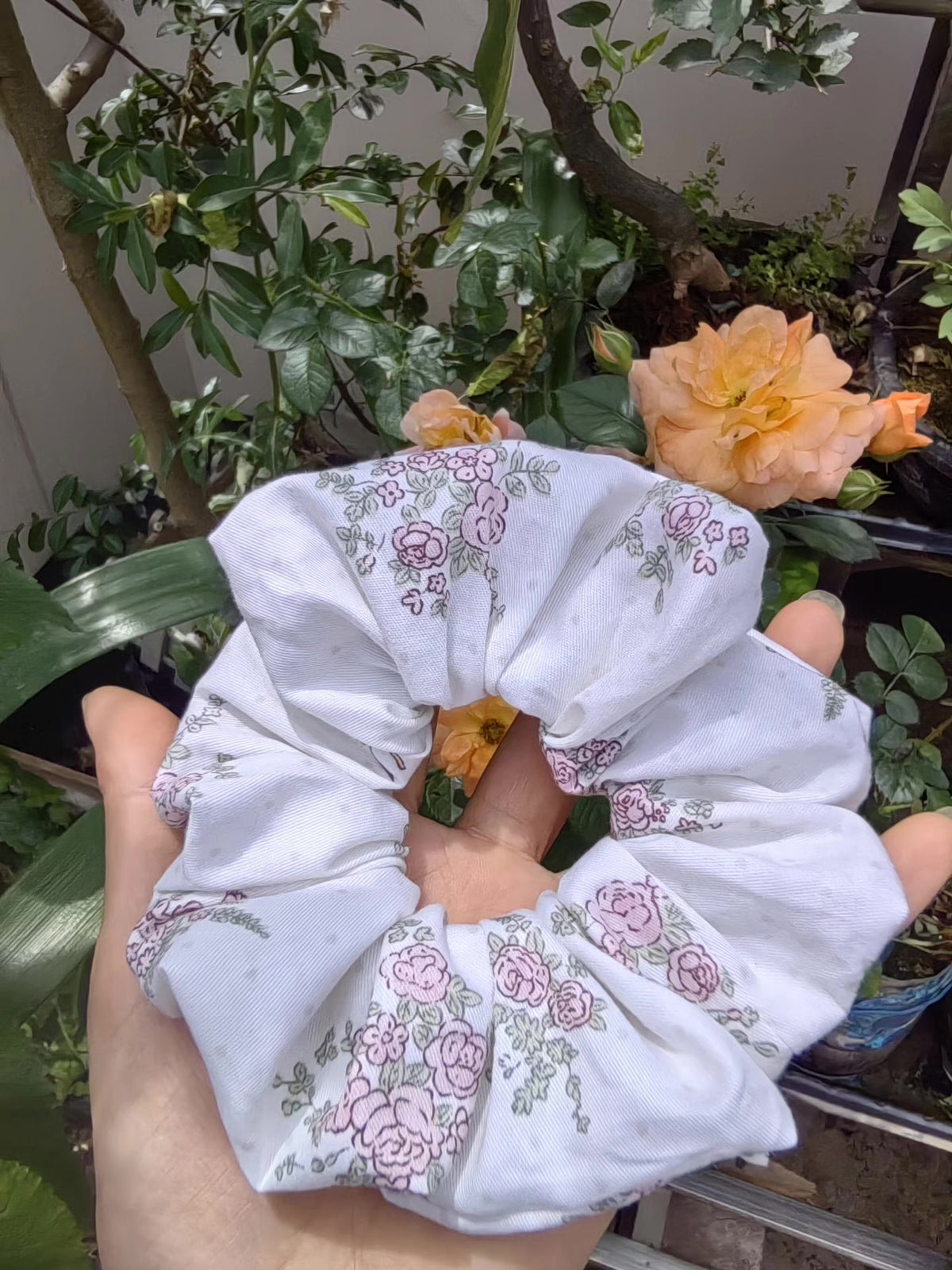 Floraler Stoff-Haarscrunch Weiß