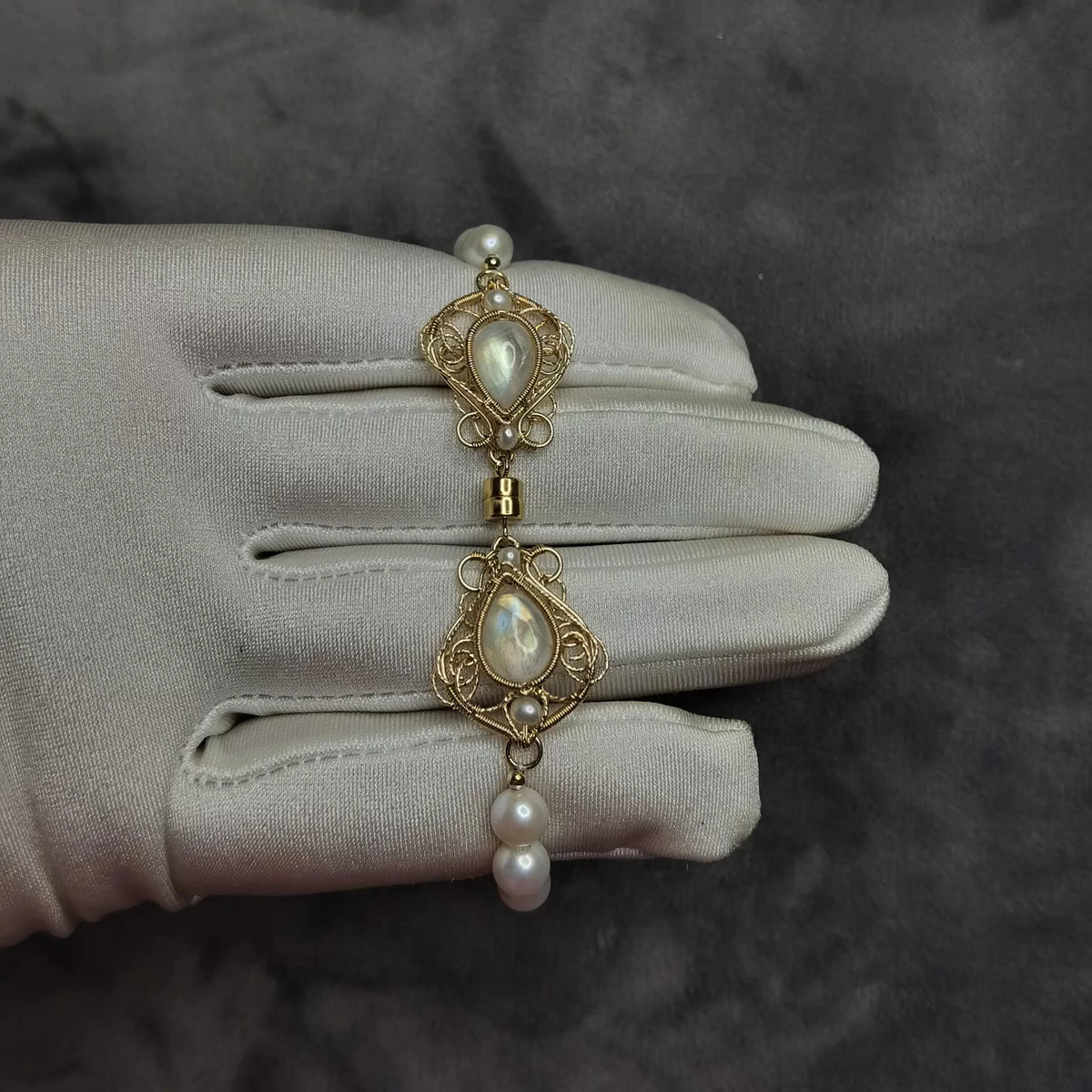 Handgemaakte armband met maansteen en parels