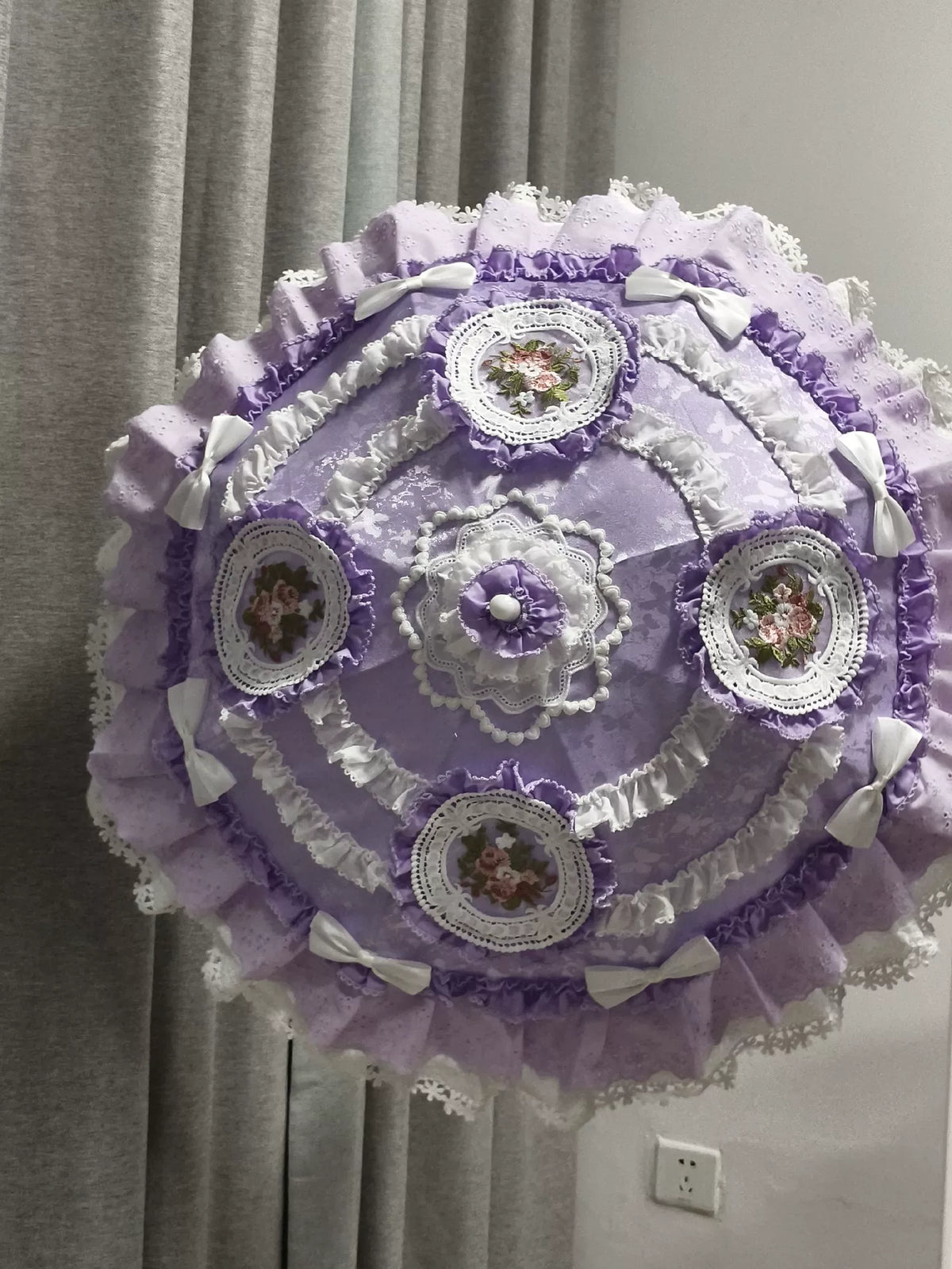 Handgjord lila Lolita-parasoll med vit spets