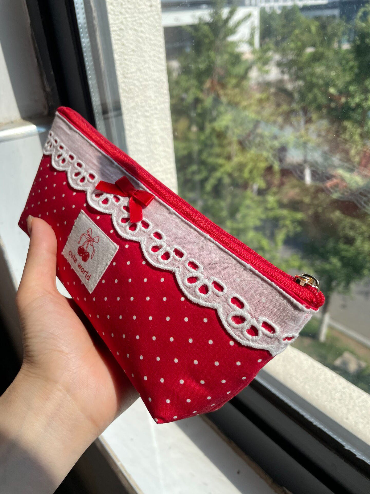 Rotes Tupfen-Spitzen-Federmäppchen