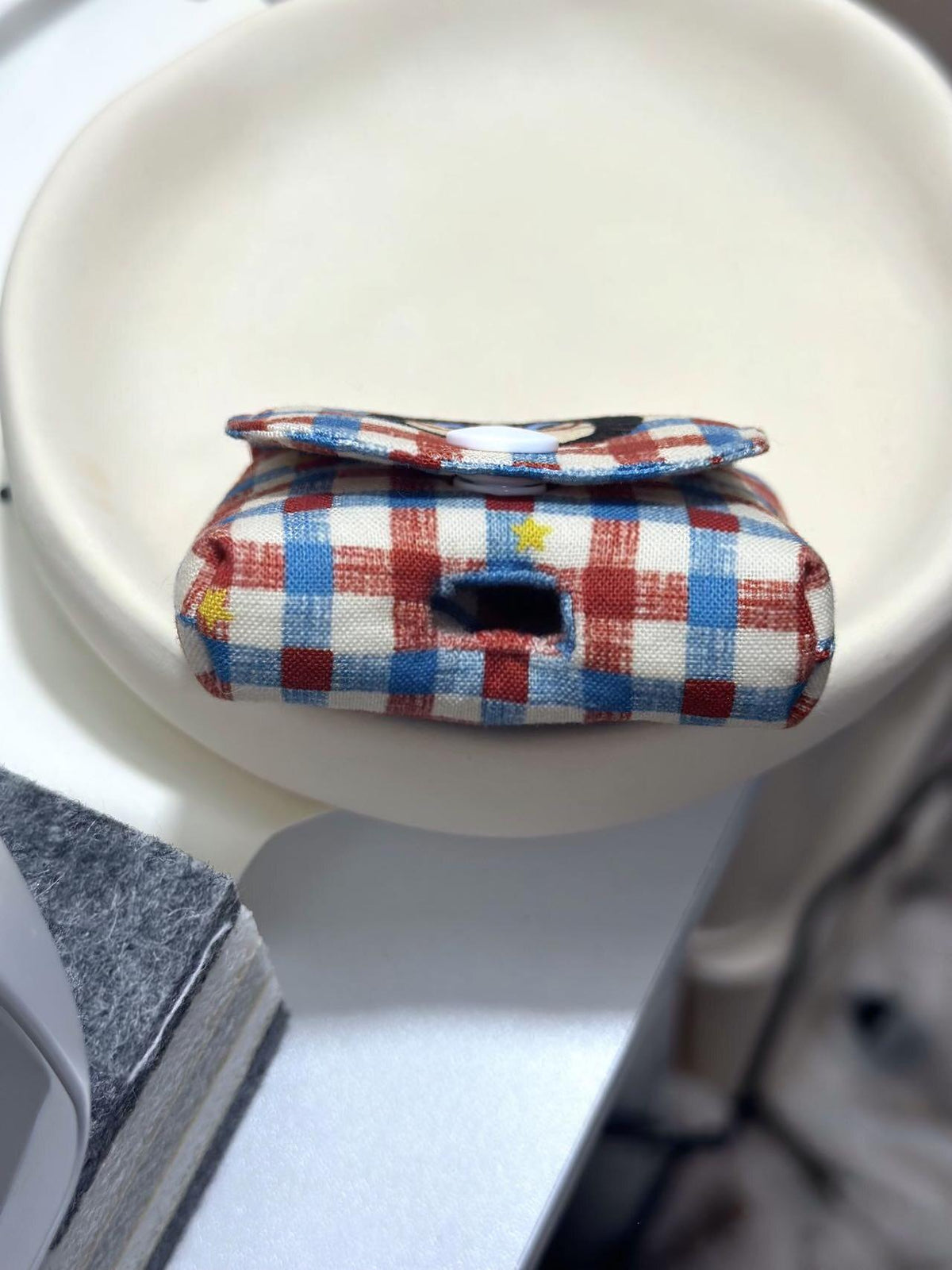 Handgefertigte Karo-Hülle für AirPods mit Cartoon-Patch