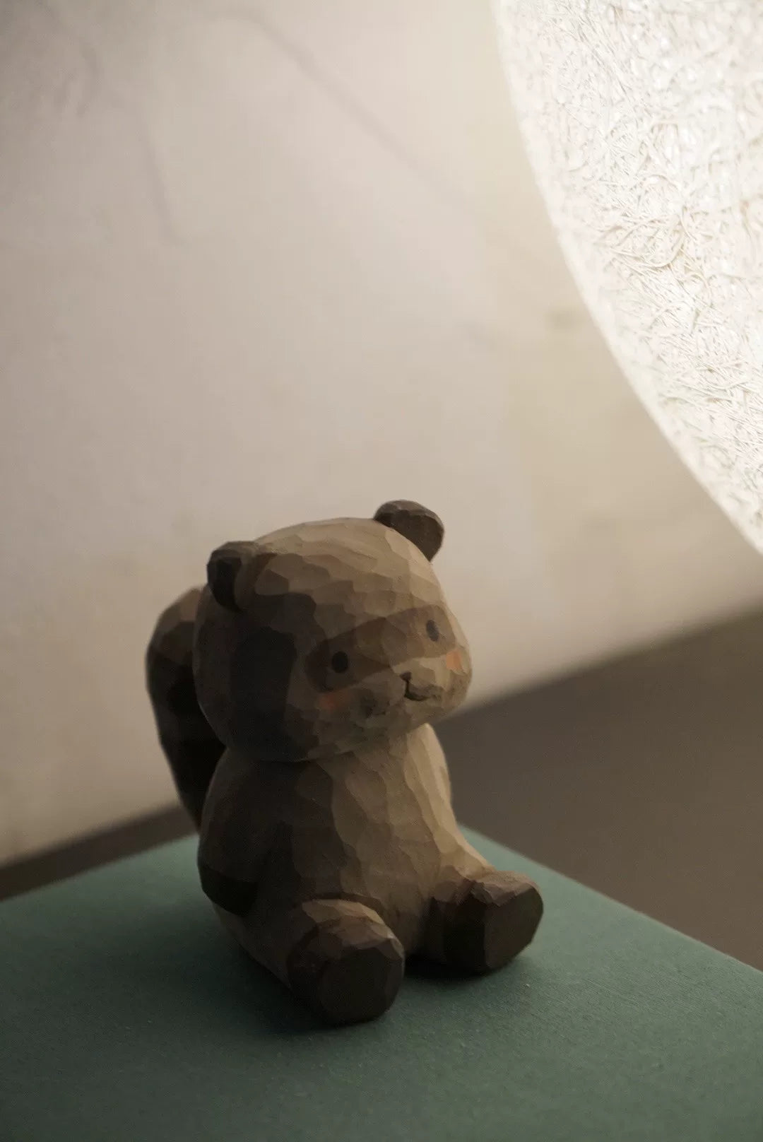 Figura de Guaxinim em Madeira de Tília Esculpida à Mão