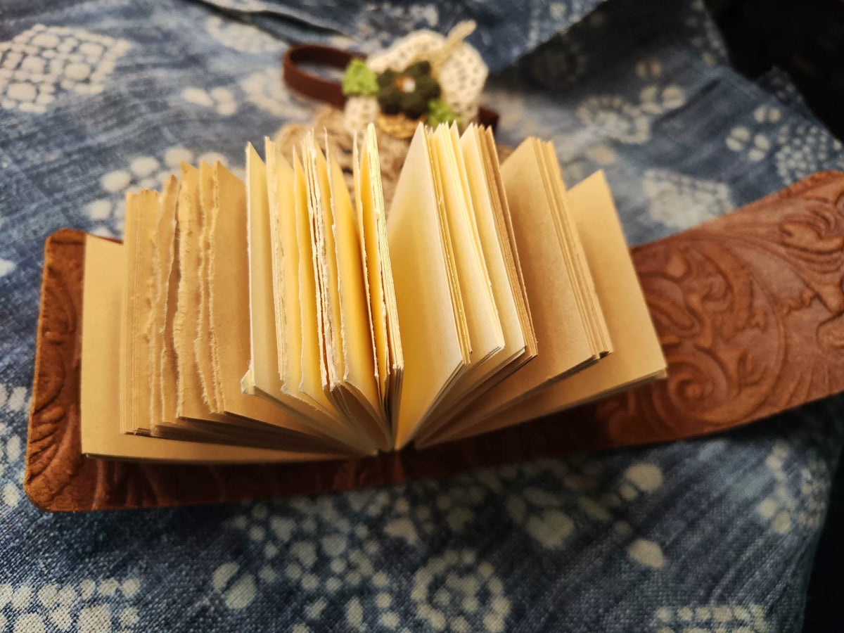 Cuaderno en miniatura de piel hecho a mano