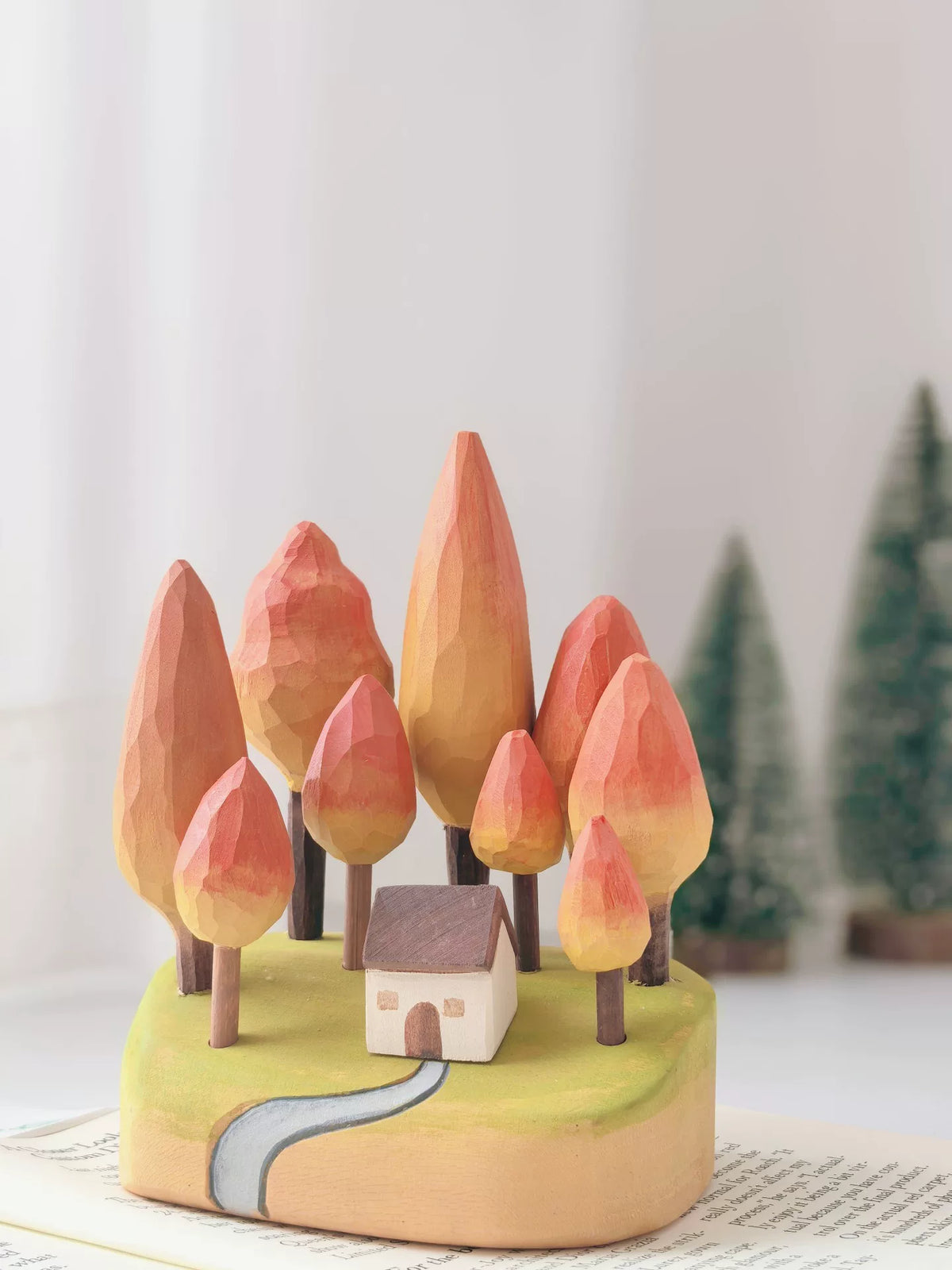 Scène de forêt d'automne et chalet sculptée à la main en tilleul