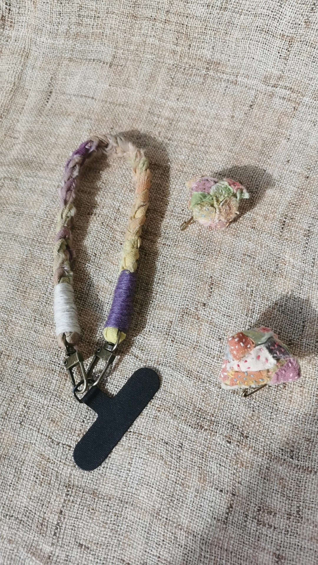Cordón para móvil de algodón teñido con plantas hecho a mano