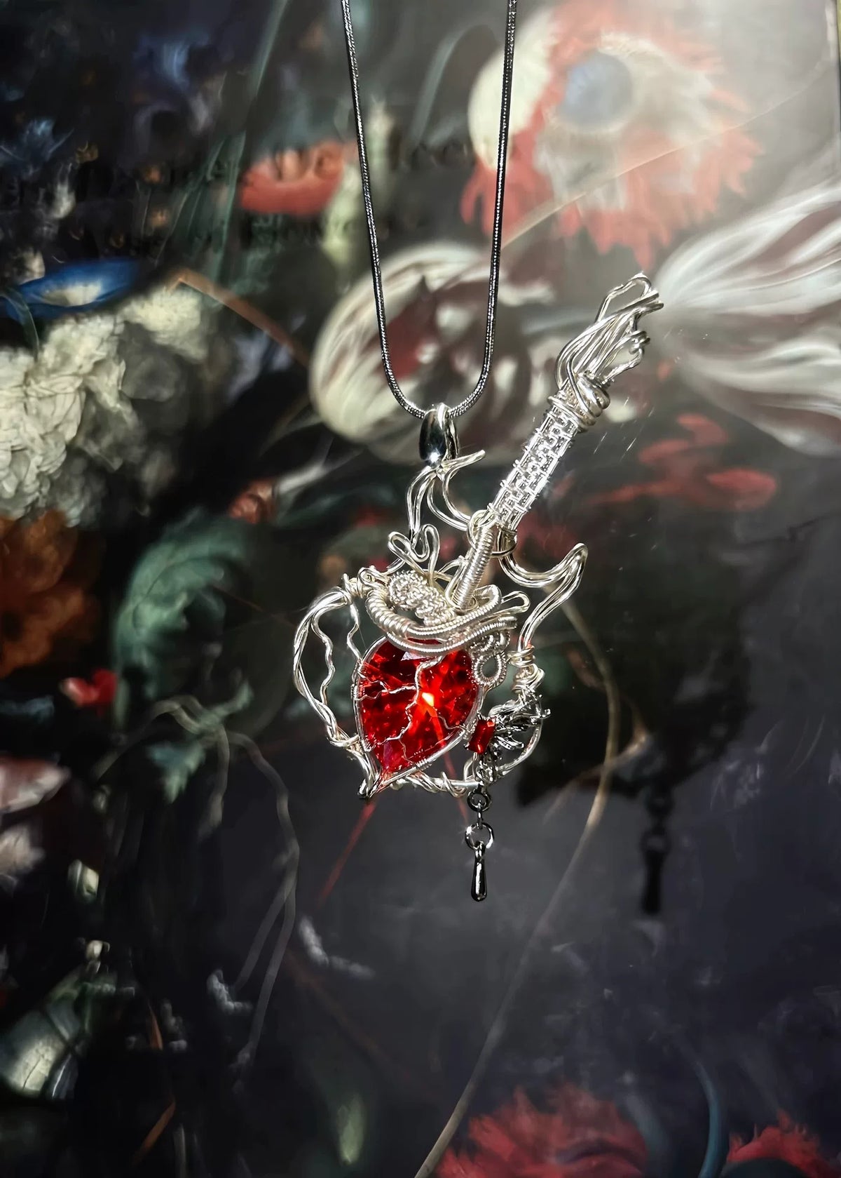 Colgante de daga con corazón de circonia roja envuelto en alambre