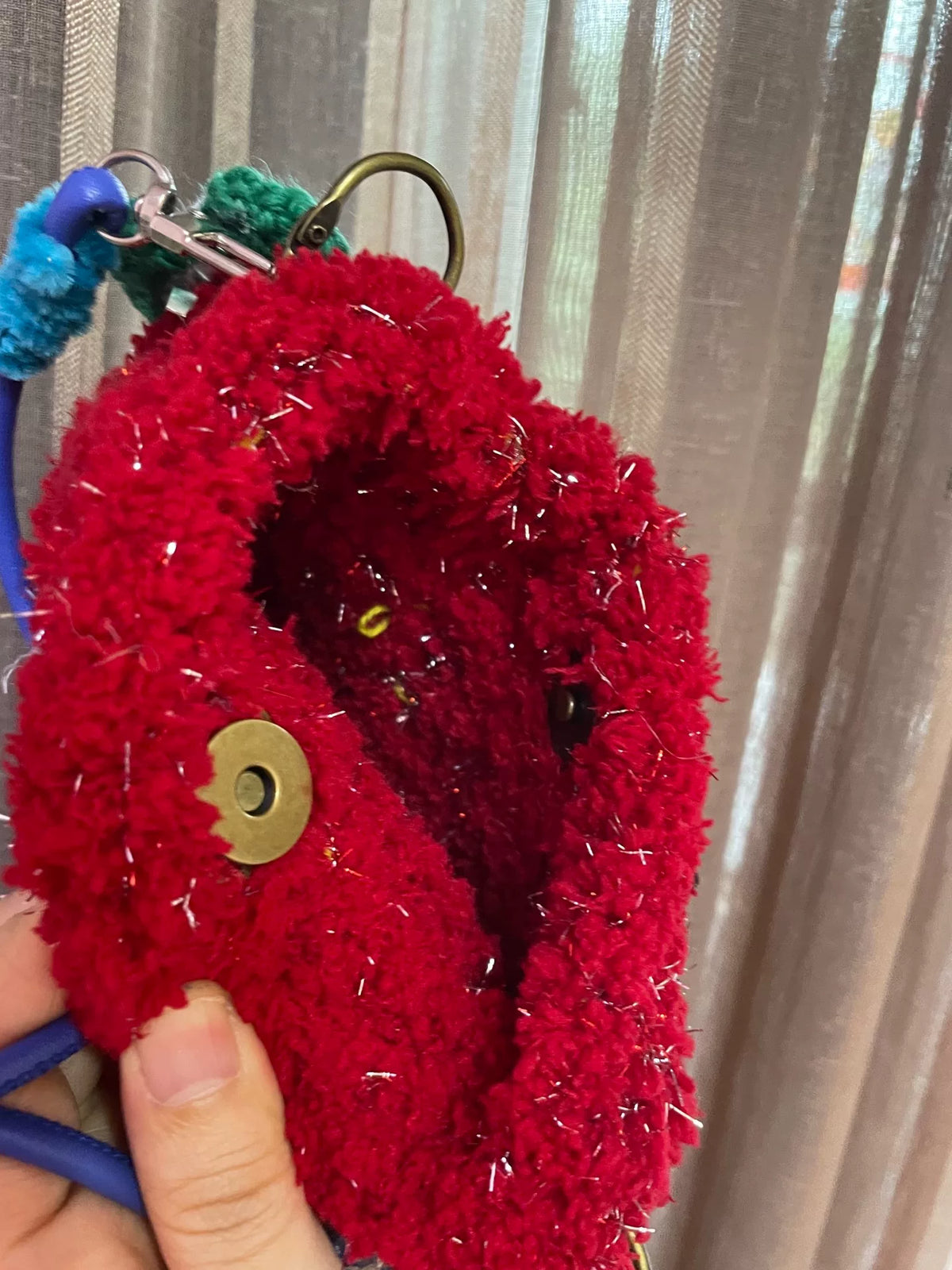 Bolso bandolera para móvil de punto con cara gruñona