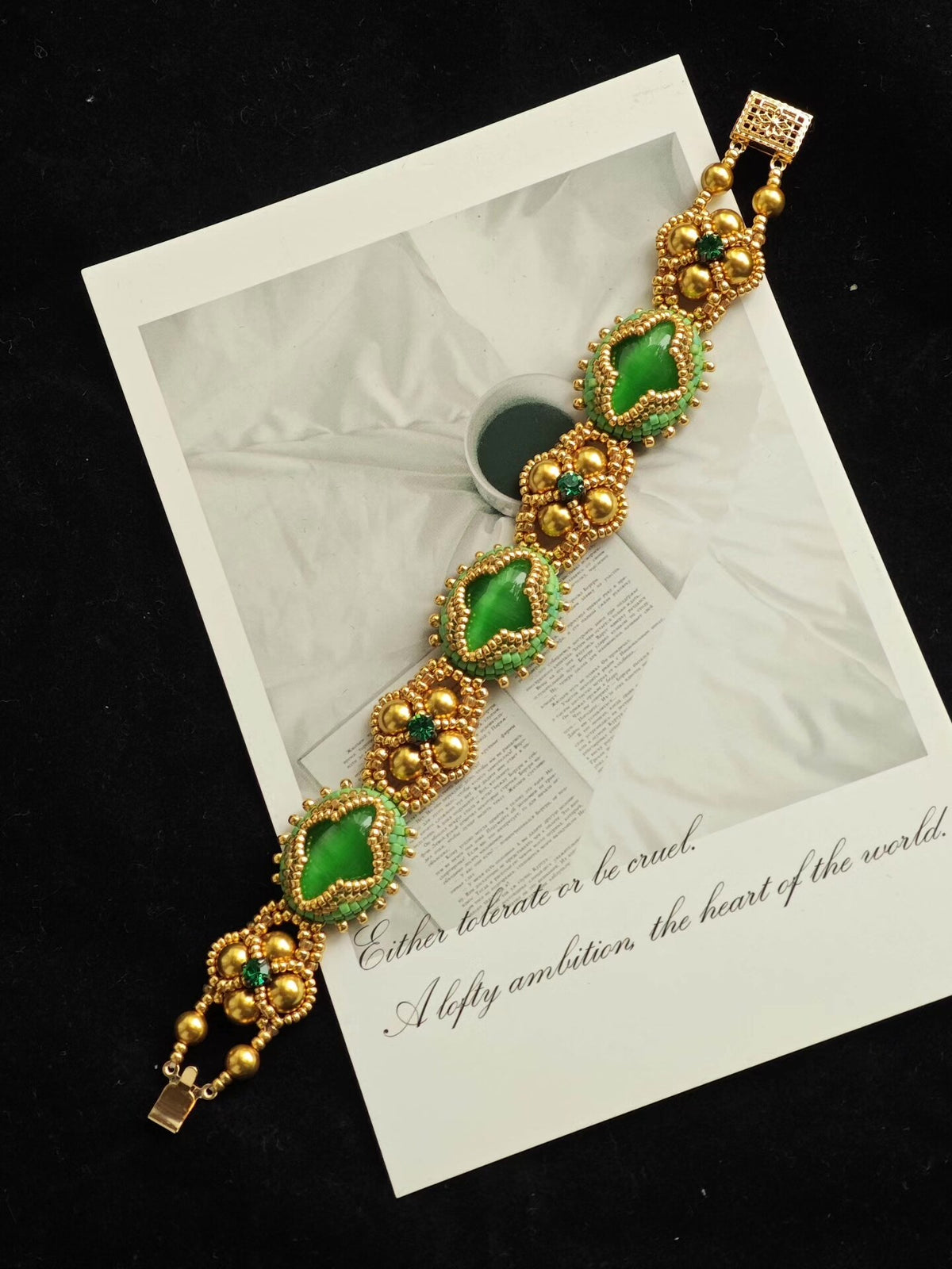 Bracelet perlé rétro avec pierre œil de chat verte