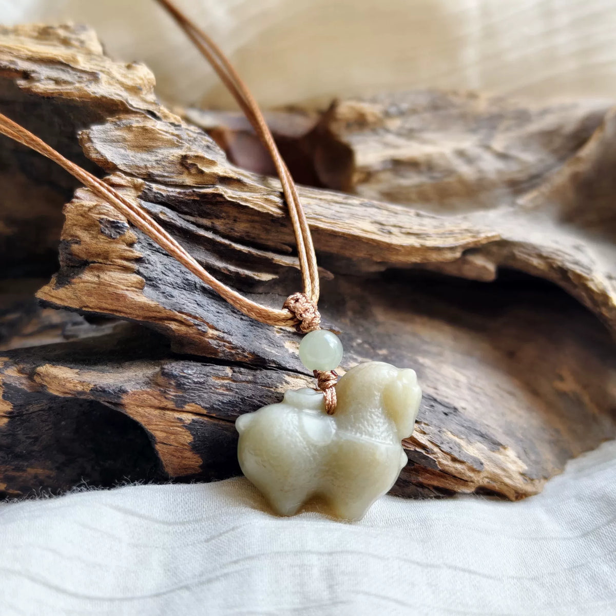 Pendentif cheval en jade de Hetian avec cordon de cuir